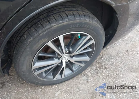 2016 Toyota Corolla Le Plus z USA, uszkodzony, nr VIN 2T1BURHE8GC687116